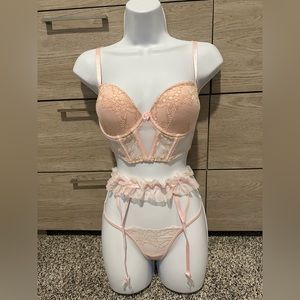 Pink frilly 3 piece bra & panty set. Size small